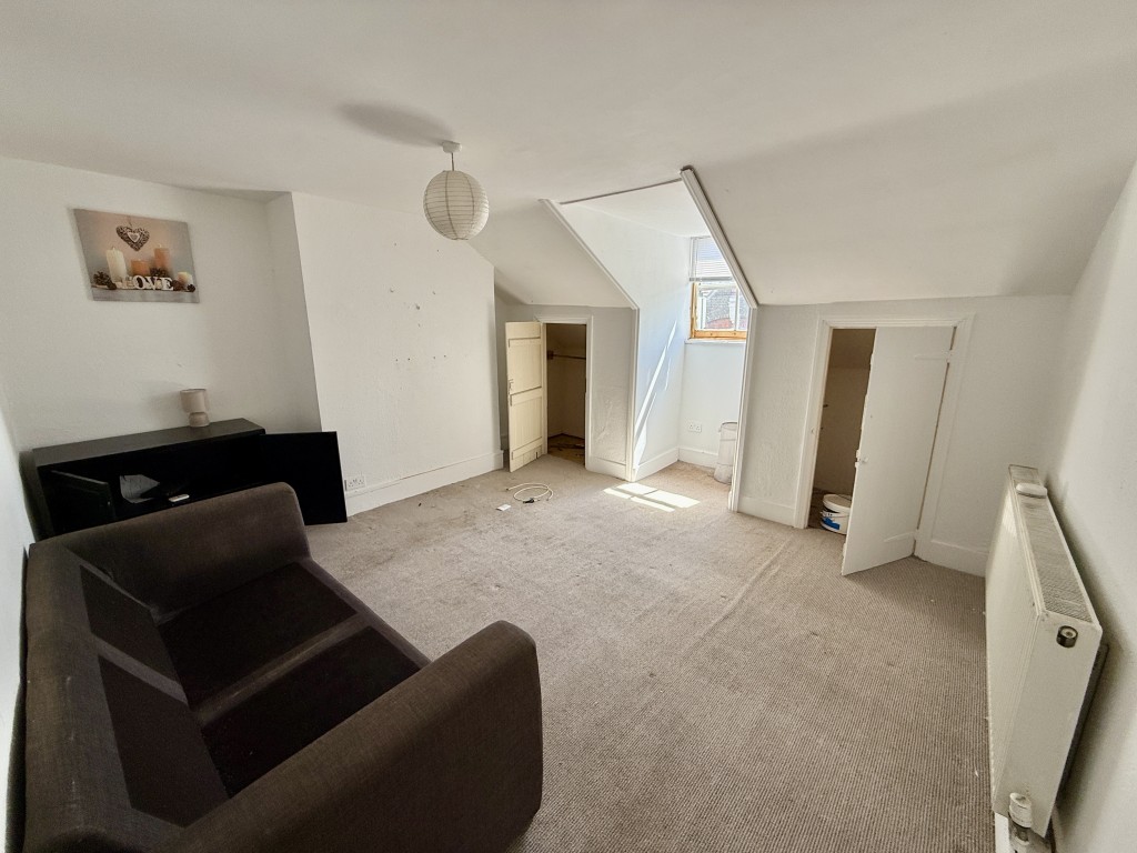 Lot: 171 - VACANT MIXED-USE PROPERTY IN TOWN CENTRE - Third floor - Bedroom four
